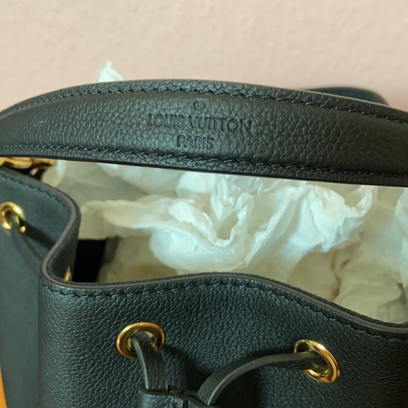 SOLD - BRAND NEW! Authentic Louis Vuitton Lockme Bucket - Picture 4 of 15